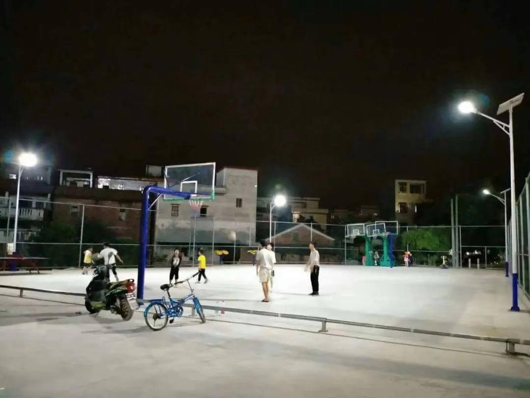 farola solar para iluminación de canchas de baloncesto al aire libre 5