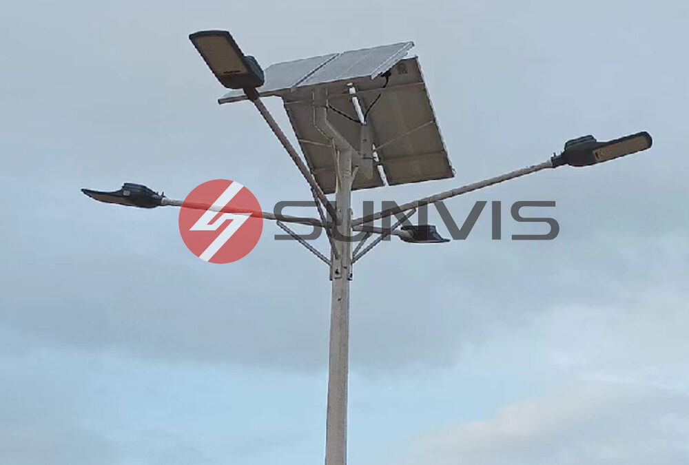 Солнечный уличный фонарь мощностью 30 Вт на столбе высотой 6 м в Чаде