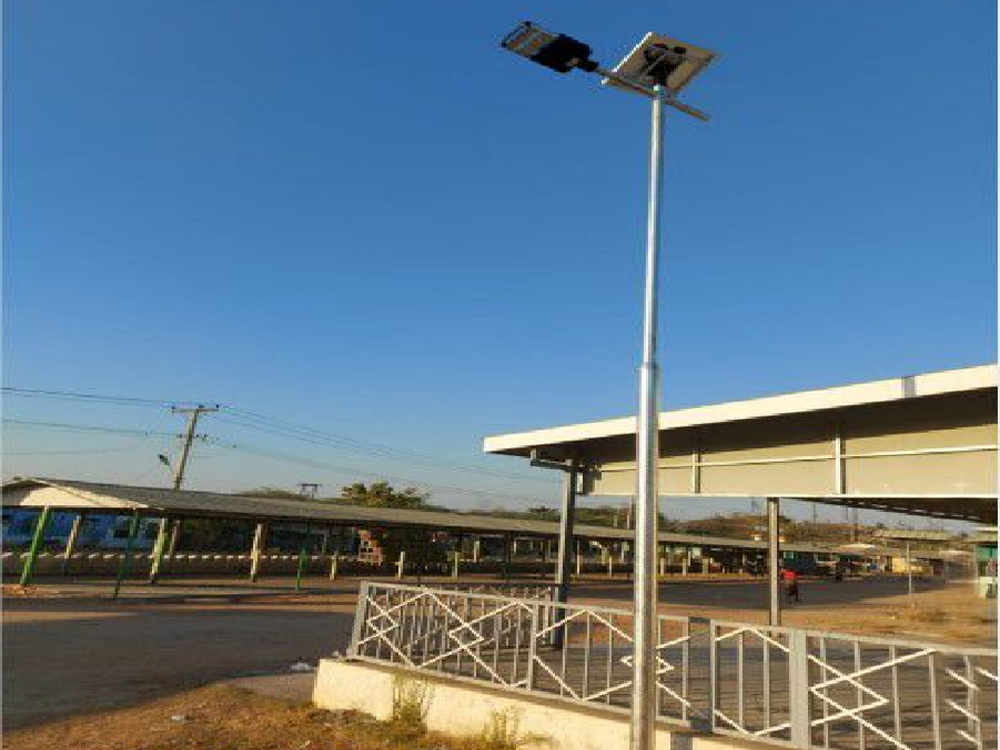 Farola solar de 30W en un poste de 6M en Myanmar