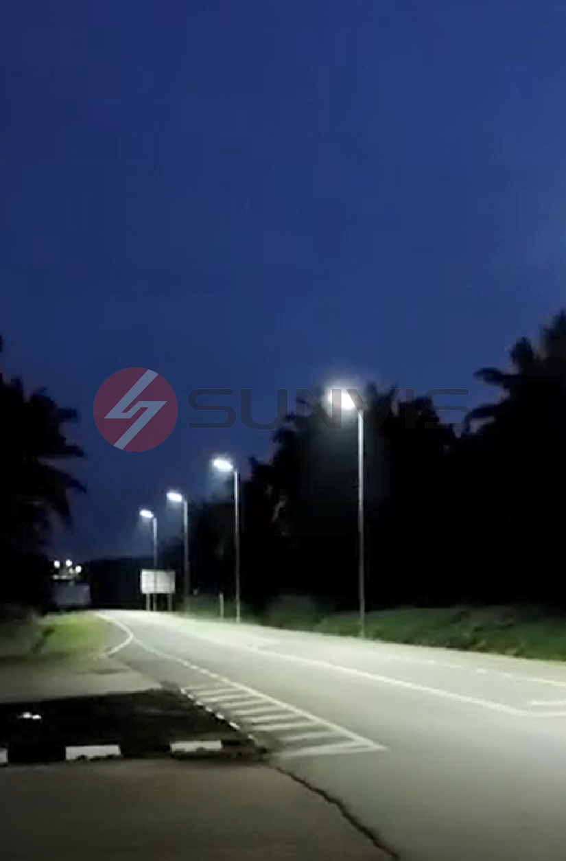 Farola solar todo en uno de 80 W en un poste de 10 m en Malasia