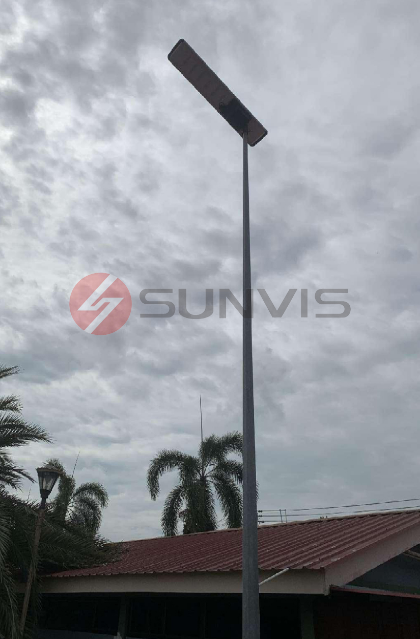 Farola solar todo en uno de 80 W en un poste de 10 m en Malasia